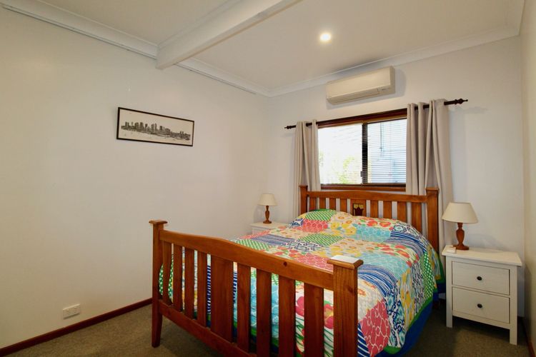 Burrill’s Cedar Cottage – Walking Distance to Water