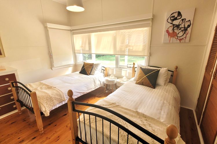 The Ideal Spot- Pet Friendly Waterfront with Retro Styling