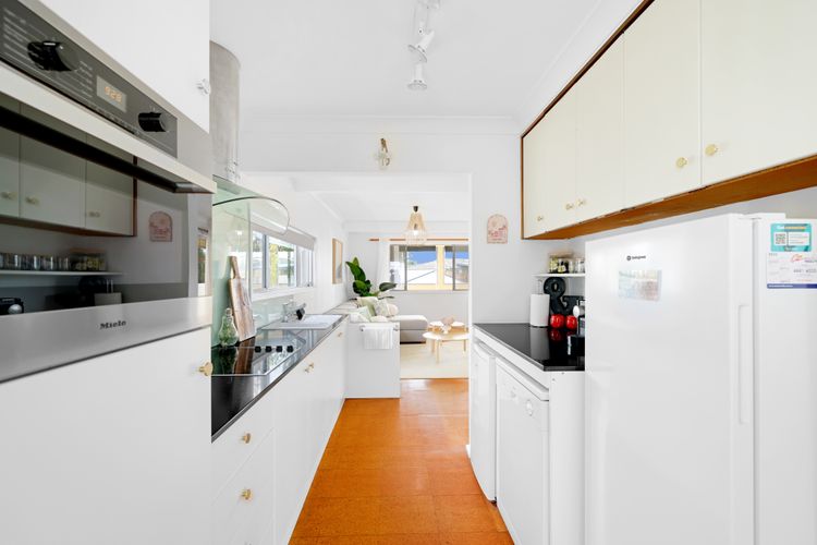 Vincentia Beach Bungalow: Your Coastal Escape