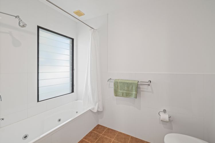 Anglesea Waterfront Bungalow with Spa