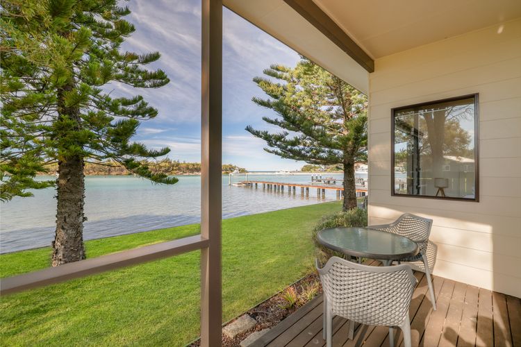 Anglesea Waterfront Bungalow with Spa