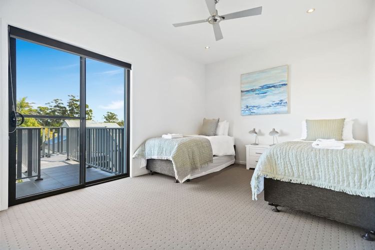 Aqua Shores 3 Bedroom –  Newly renovated with WIFI, Linen, Netflix and AC