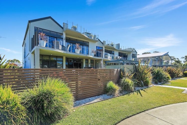 Aqua Shores 3 Bedroom –  Newly renovated with WIFI, Linen, Netflix and AC