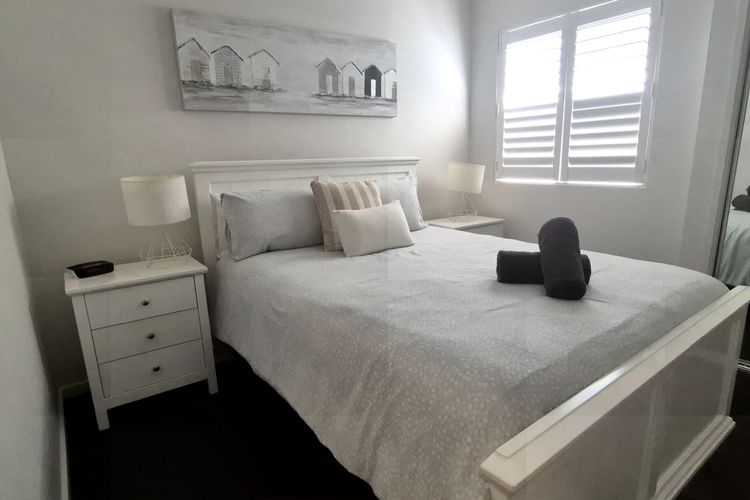 Avalon Apartment – Heart of Huskisson (Free WIFI, Linen, A/C, Netflix & Garage)