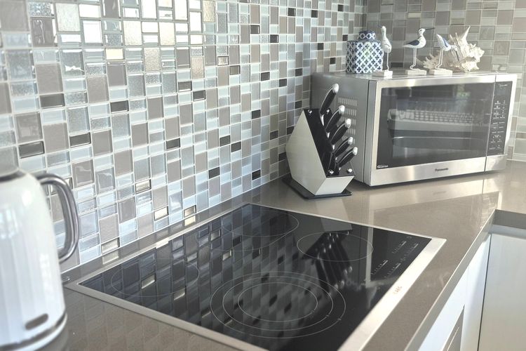 Avalon Apartment – Heart of Huskisson (Free WIFI, Linen, A/C, Netflix & Garage)