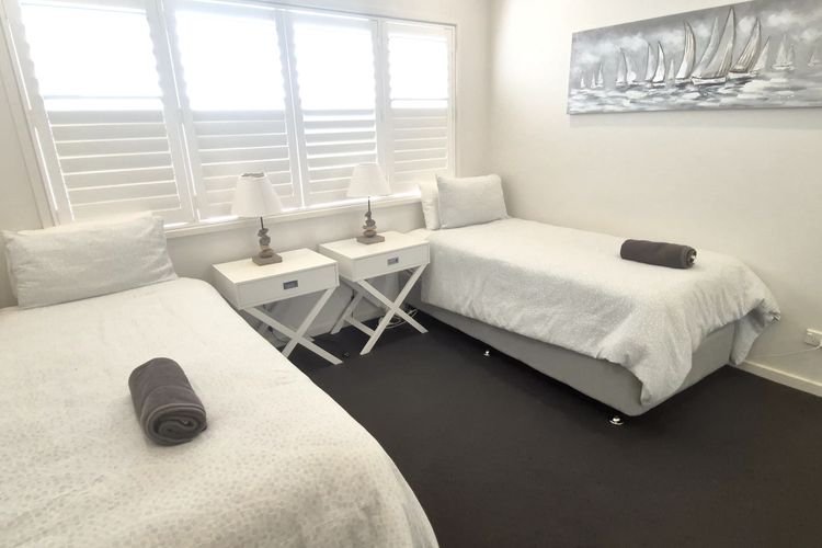 Avalon Apartment – Heart of Huskisson (Free WIFI, Linen, A/C, Netflix & Garage)