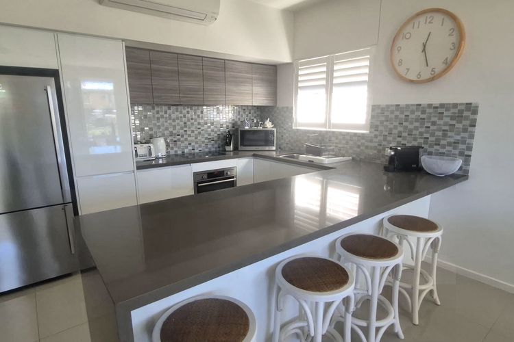 Avalon Apartment – Heart of Huskisson (Free WIFI, Linen, A/C, Netflix & Garage)