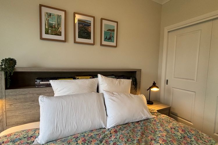 Blue Water Lane Apartment – Stylish Coastal Retreat for Two