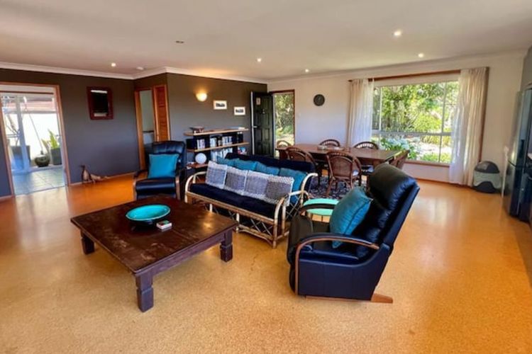 Kookaburra Dreaming by Book Jervis Bay – Only 400m from the beach