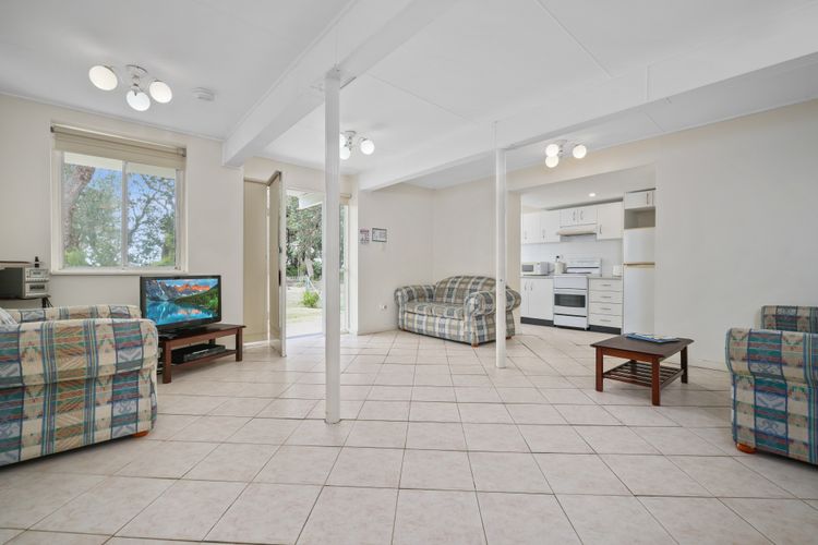 On Collingwood Beach – Downstairs Apartment – 50m FROM THE WATER