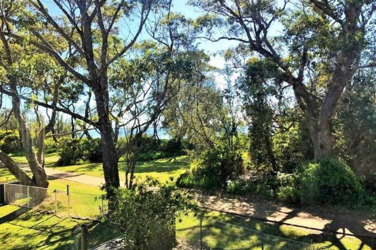 On Collingwood Beach  by Book Jervis Bay – Upstairs Apartment