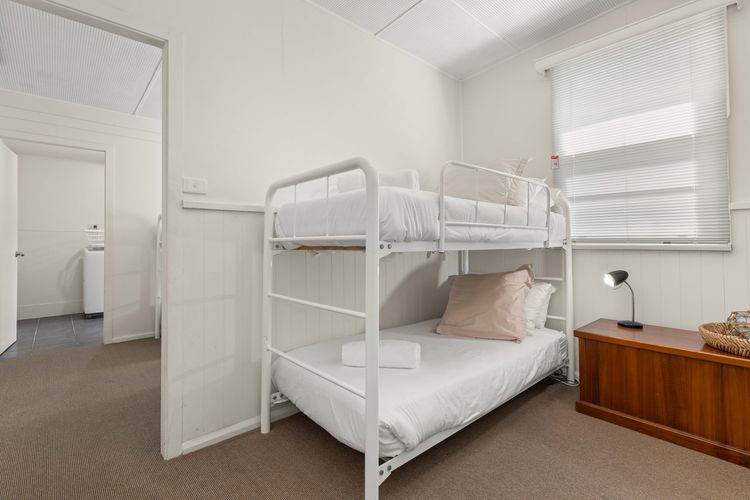 Bur63 – Huskisson Delight! by Experience Jervis Bay