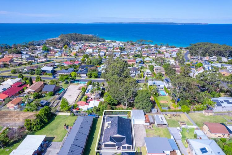 Wal42b – Poolside Oasis by Experience Jervis Bay