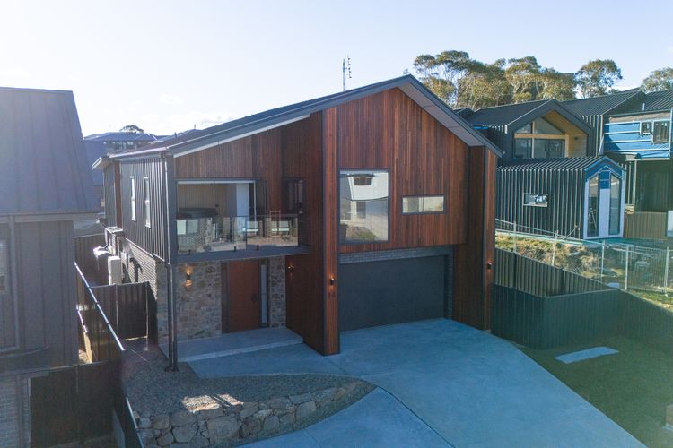 The Peak at Abbott Retreat – 14 Abbott Street – Unwind with Private Spa.