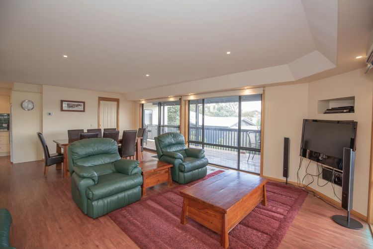 Lakehaus – 2/11 Rainbow Drive