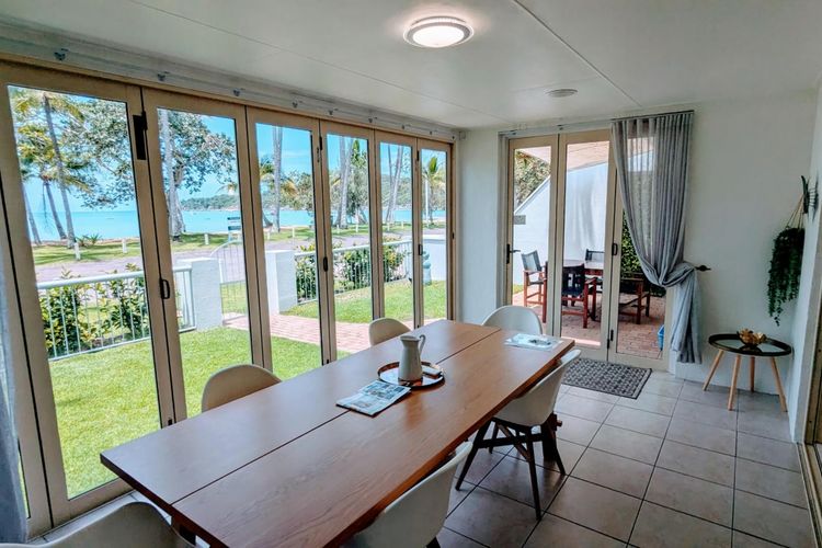 Sails 15 One Bedroom Beachfront