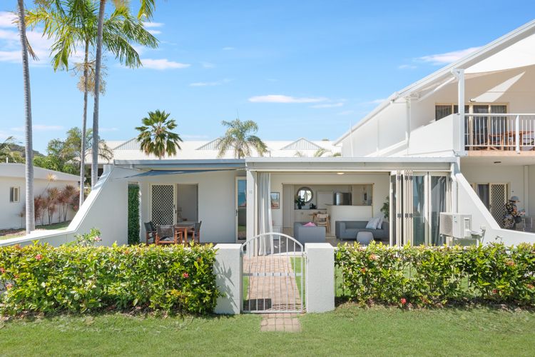 Sails 15 One Bedroom Beachfront
