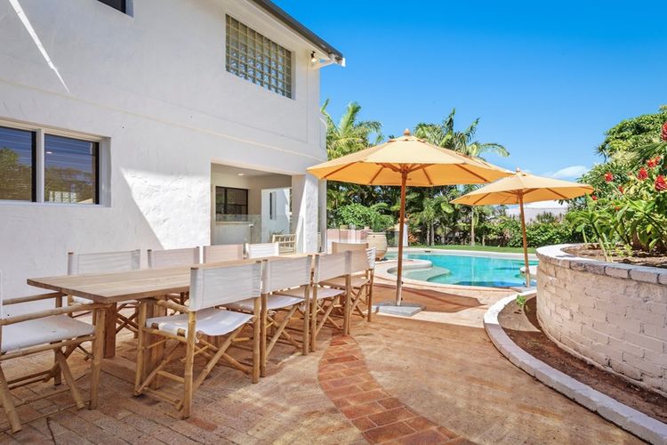 Le Dog Beach Club – chic home with pool