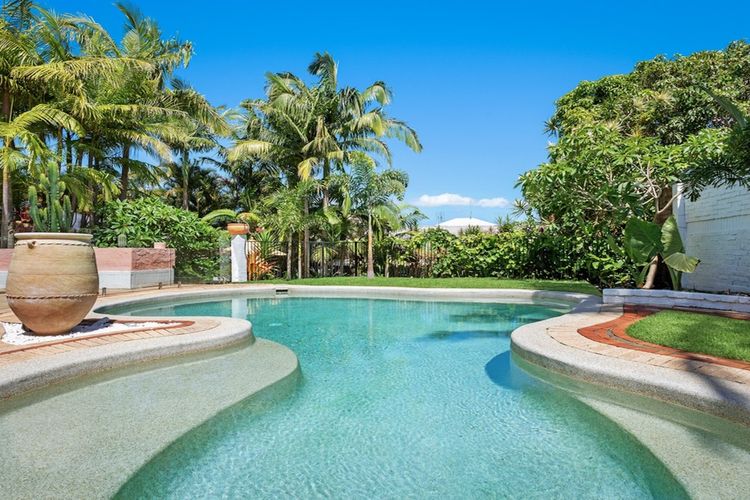 Le Dog Beach Club – chic home with pool