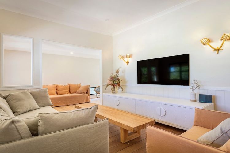 Le Dog Beach Club – chic home with pool