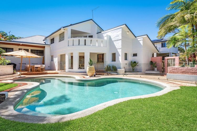 Le Dog Beach Club – chic home with pool