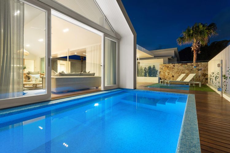 Aroha – beachside luxury home with private pool
