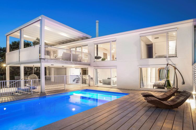 Twilight – hilltop retreat with pool & scenic views