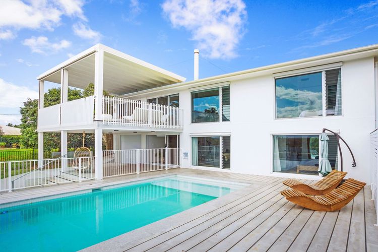 Twilight – hilltop retreat with pool & scenic views