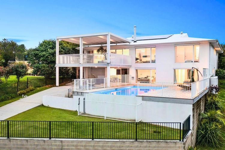 Twilight – hilltop retreat with pool & scenic views