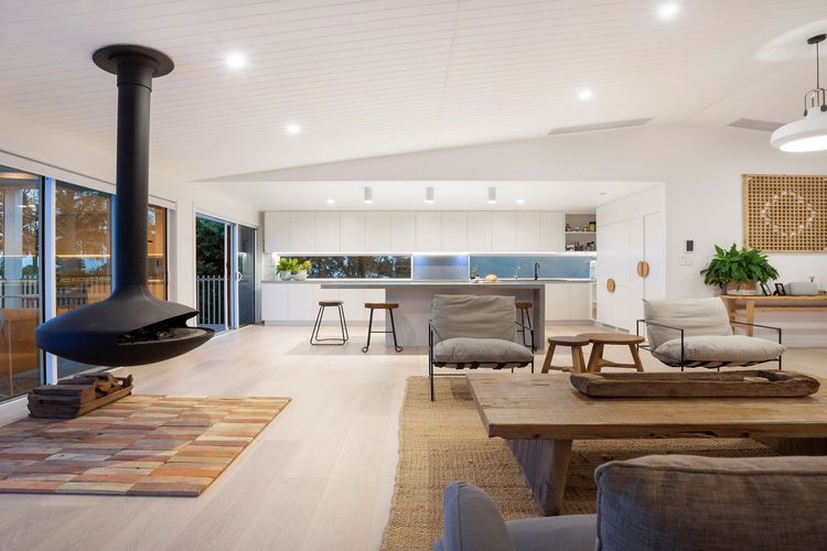 Twilight – hilltop retreat with pool & scenic views