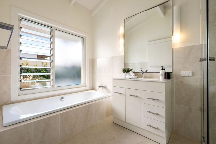 Kirra Beach House – relax in pool & sauna