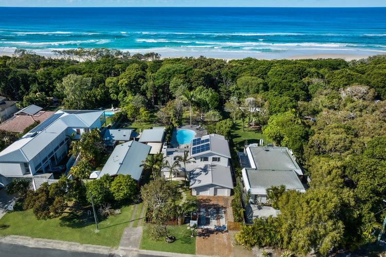 Kirra Beach House – relax in pool & sauna