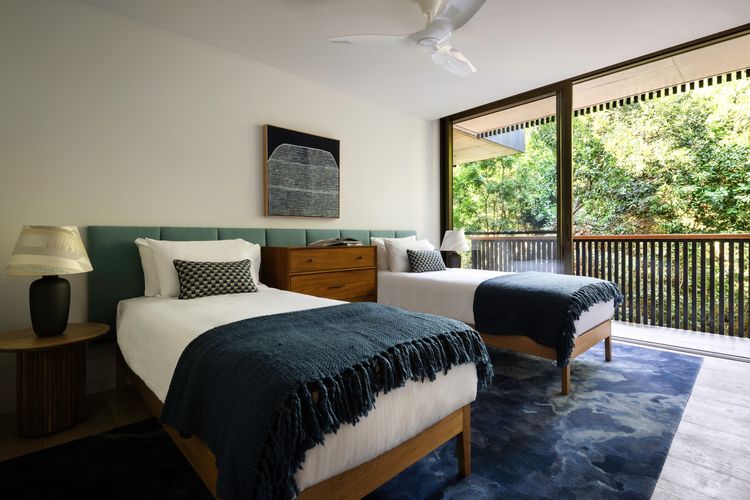 Moonrise – 4 BR designer home above Wategos Beach