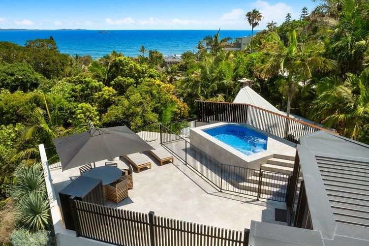 Moonrise – 4 BR designer home above Wategos Beach