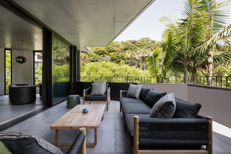 Moonrise – 4 BR designer home above Wategos Beach