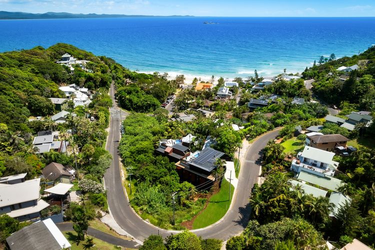 Moonrise – 4 BR designer home above Wategos Beach