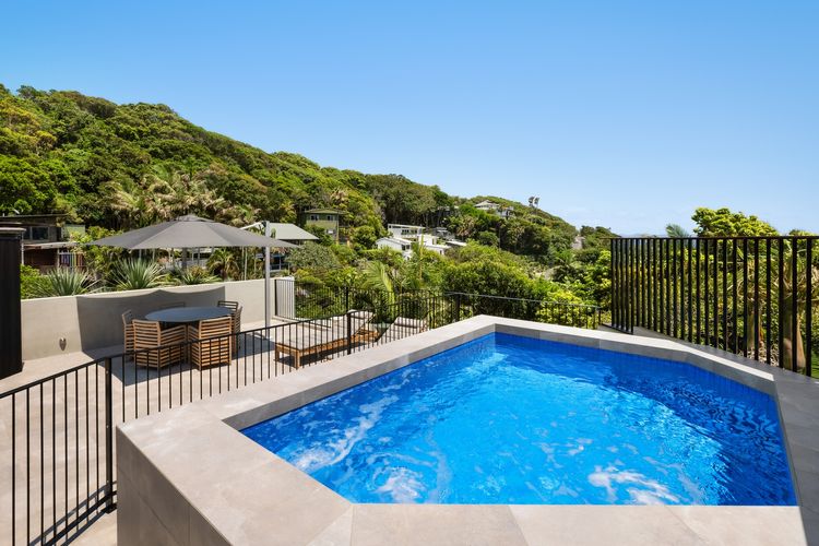 Moonrise – 4 BR designer home above Wategos Beach