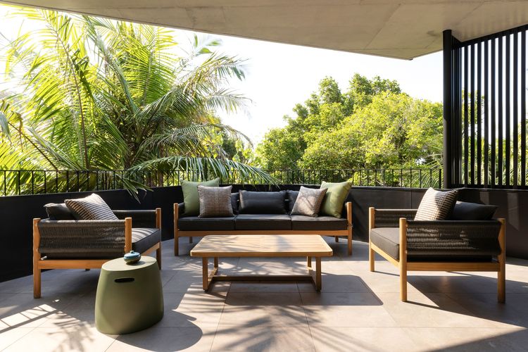 Moonrise – 4 BR designer home above Wategos Beach