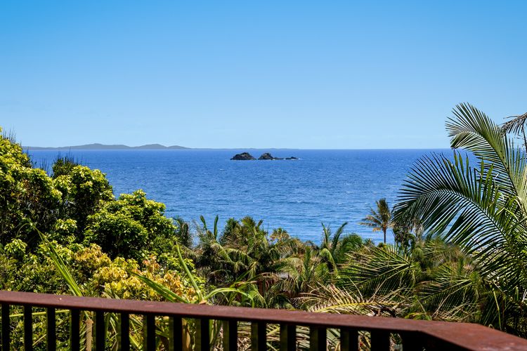 Moonrise – 4 BR designer home above Wategos Beach