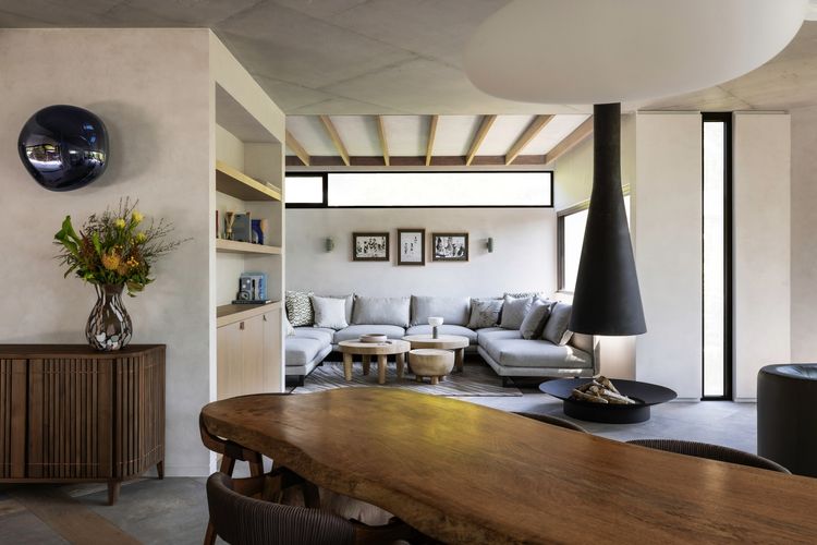 Moonrise – 4 BR designer home above Wategos Beach