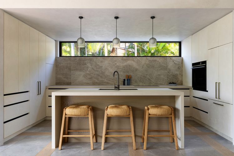 Moonrise – 4 BR designer home above Wategos Beach