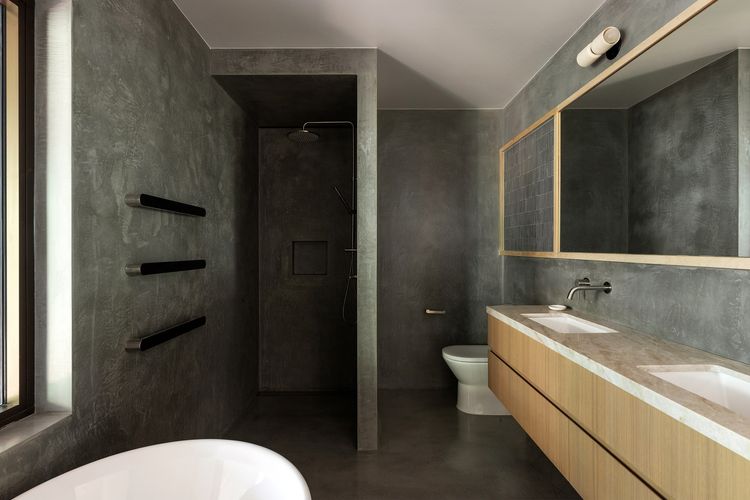 Moonrise – 4 BR designer home above Wategos Beach