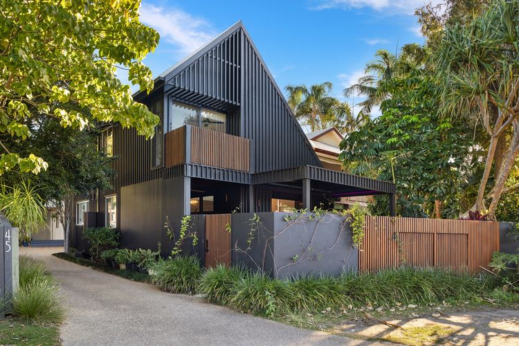 Noire at the Beach – Steps from Belongil Beach