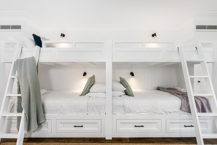 Aquarium House – with direct beach access & pool