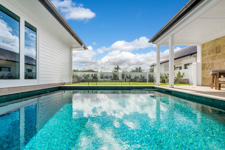 Aquarium House – with direct beach access & pool