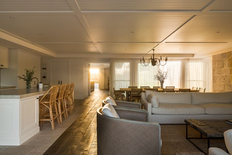 Aquarium House – with direct beach access & pool