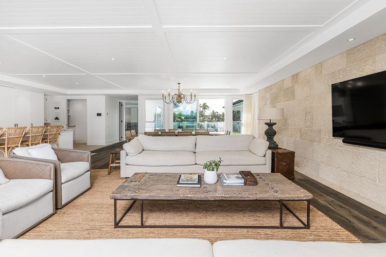 Aquarium House – with direct beach access & pool