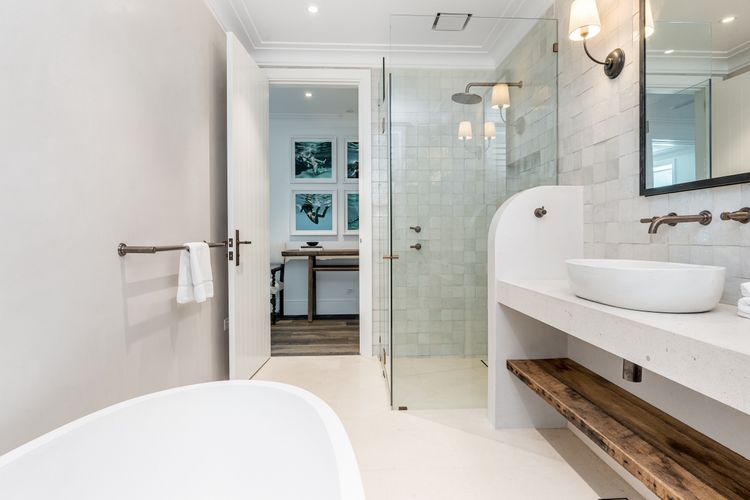 Aquarium House – with direct beach access & pool