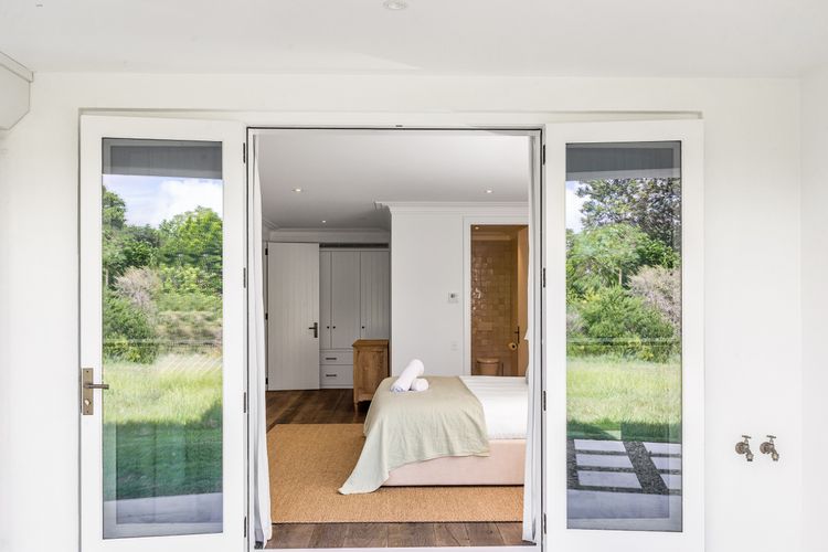 Aquarium House – with direct beach access & pool