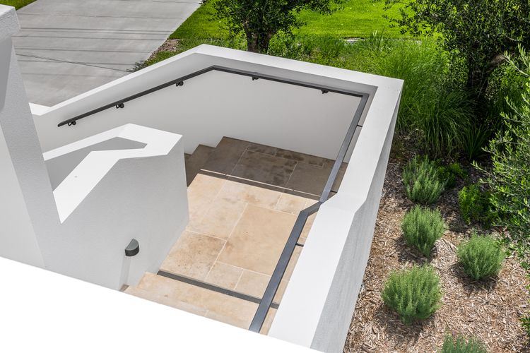 Aquarium House – with direct beach access & pool